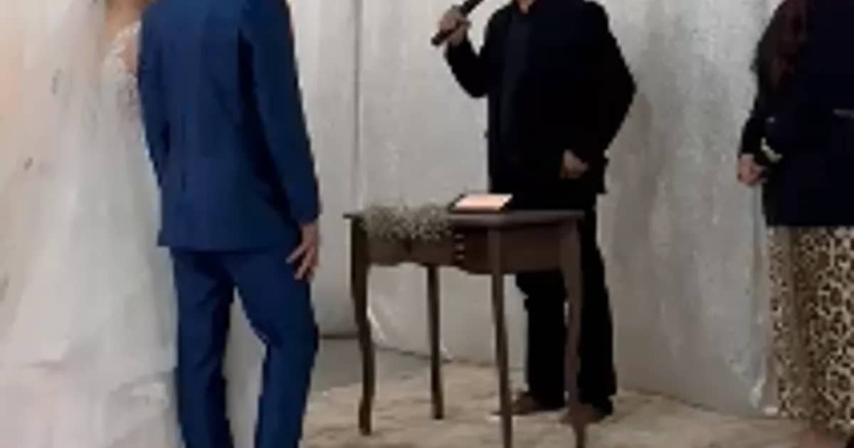Jovem desmaia após chegada da noiva ao altar