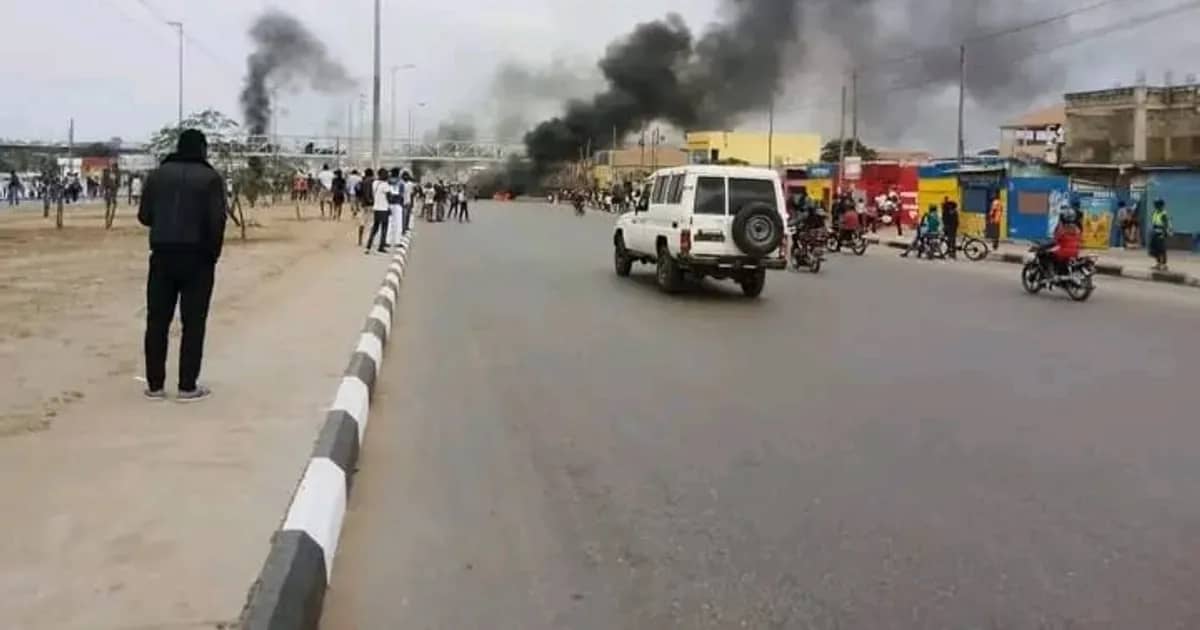 Caos e vandalismo na greve dos taxistas em Luanda