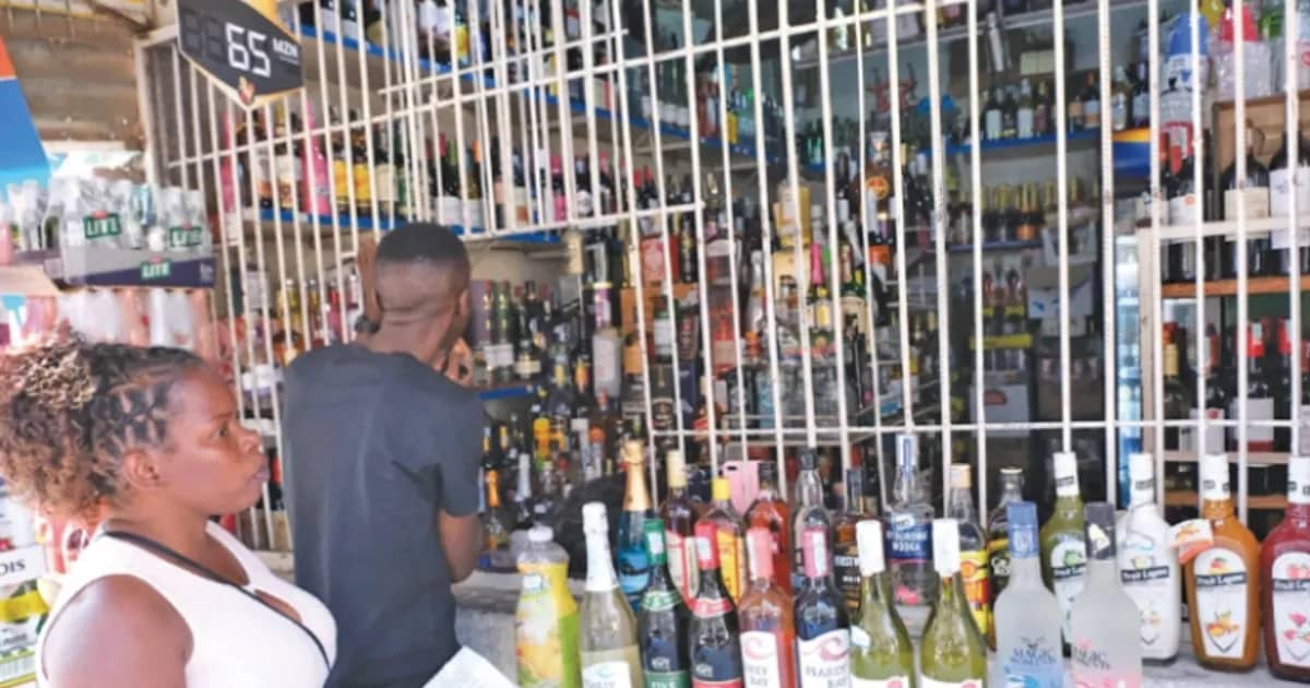 Governo de Moçambique interrompe temporariamente emissão de licenças de produção e venda de álcool