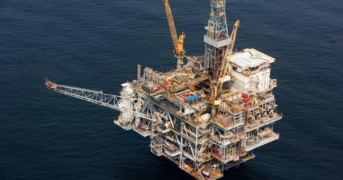 Explosão em plataforma da Chevron mobiliza buscas