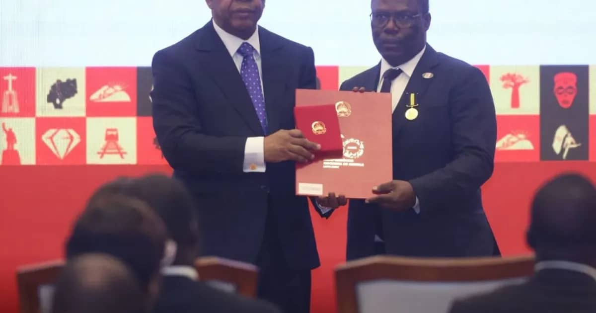 Presidente de Angola homenageia cultura e petróleo