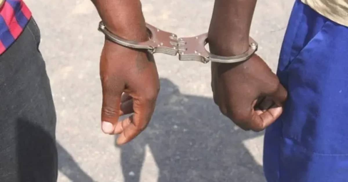 Detidos dois cidadãos suspeitos de comercializarem em Benguela motorizadas roubadas em Luanda