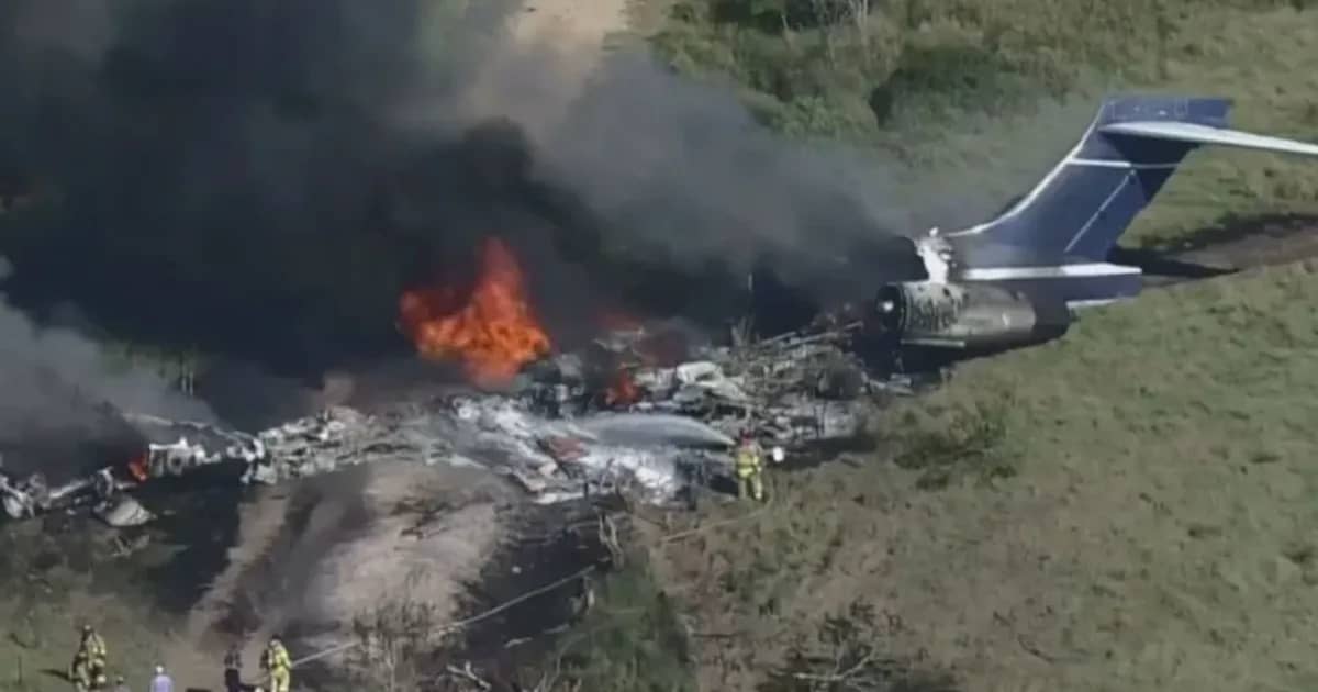 Avião com 242 passageiros cai na Índia