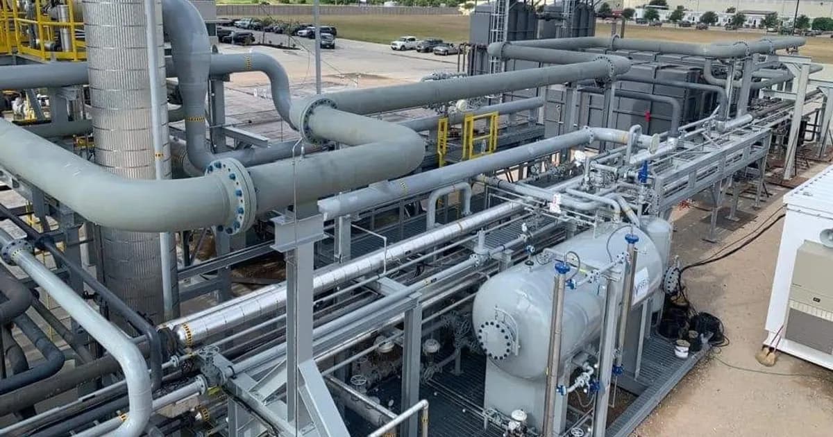 Inauguração de refinaria e avanço petrolífero