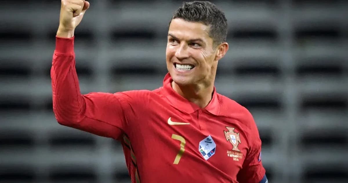Cristiano Ronaldo supera Leonel Messi e fica a um golo de igualar recorde histórico