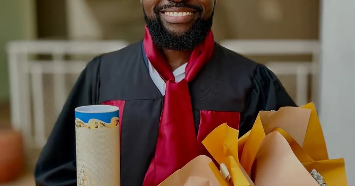 Kyaku e Nair celebram diplomas na Agostinho Neto