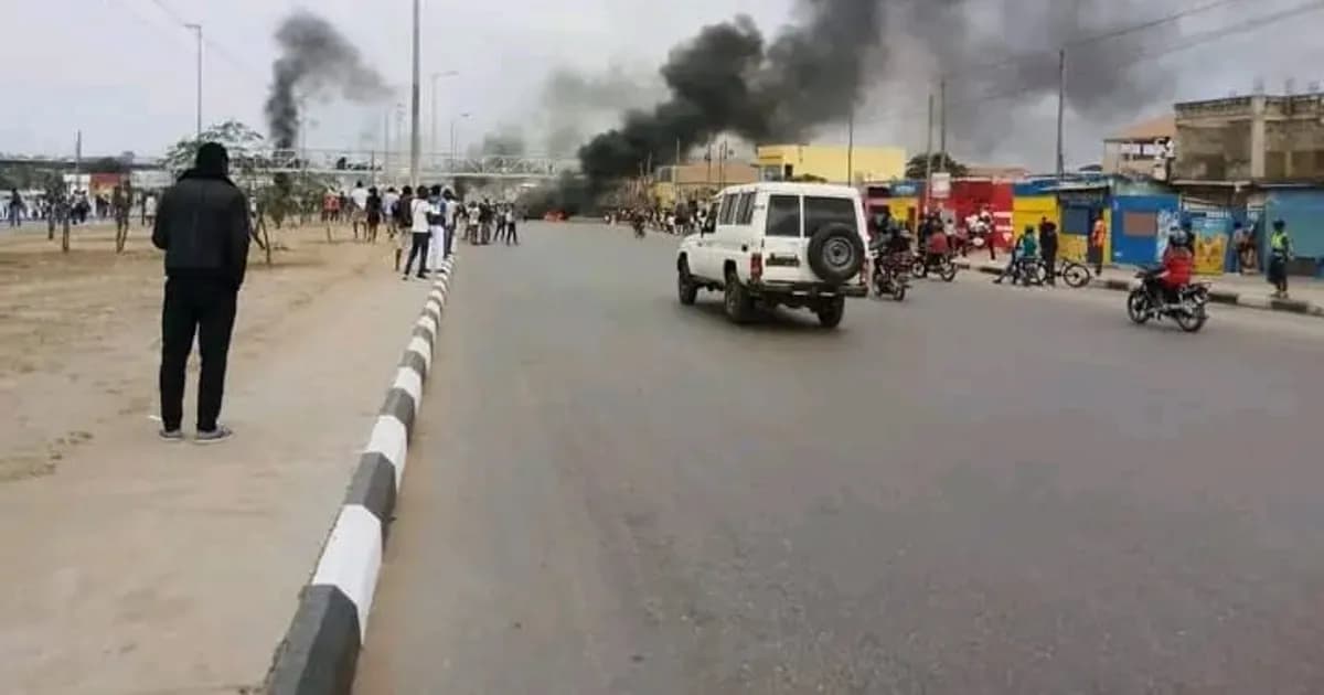 Caos e vandalismo na greve dos taxistas em Luanda