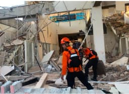 Sismo na Indonésia deixa mortos e resgate travado