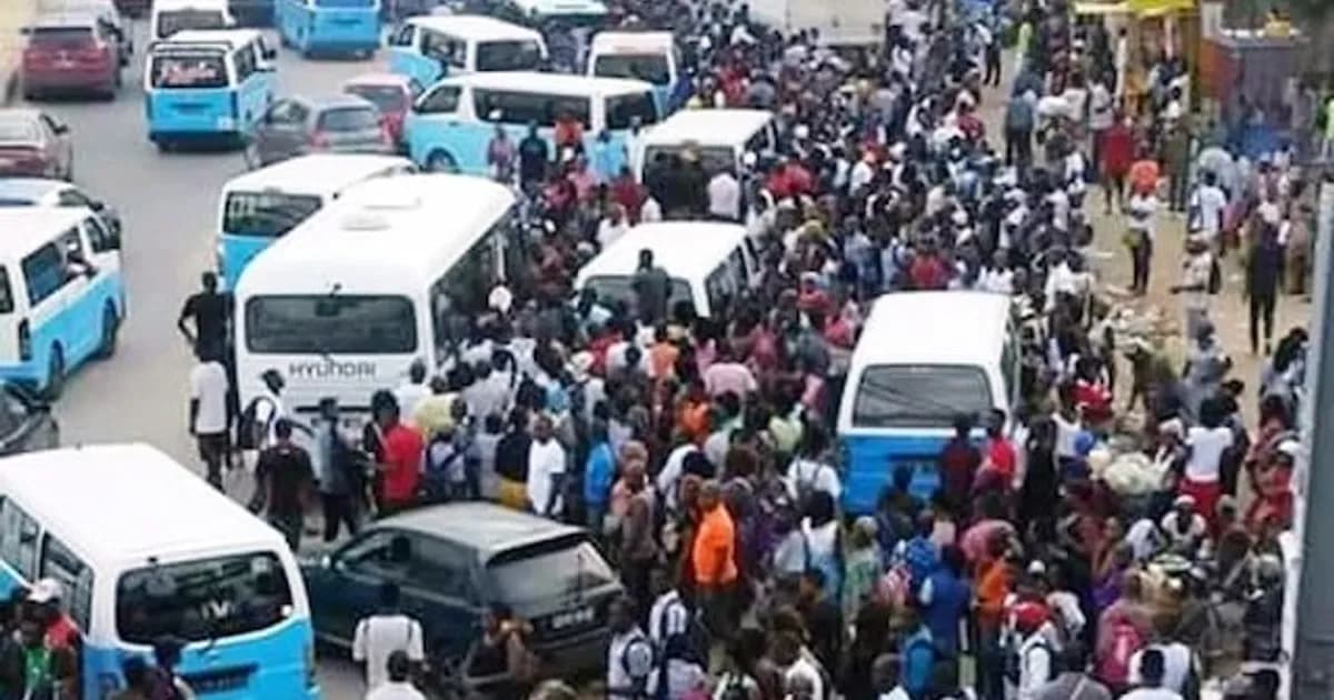 Enchentes nas paragens e vias curtas marcam 1º dia da subida do preço do táxi em Luanda