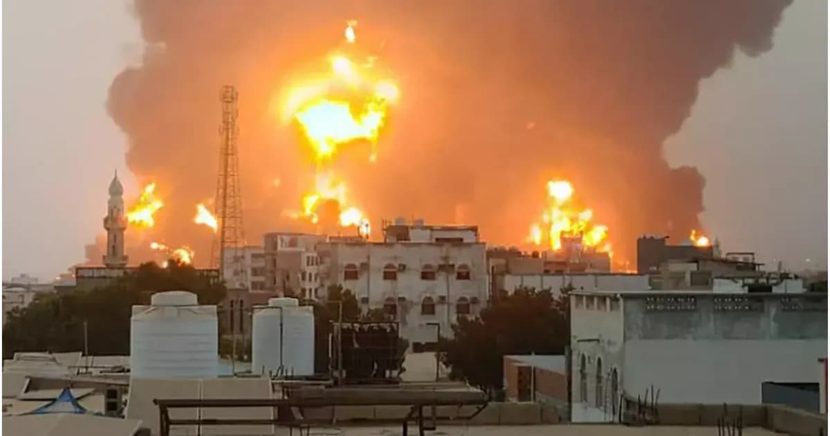 Israel bombardeia porto de Hodeidah no Iêmen