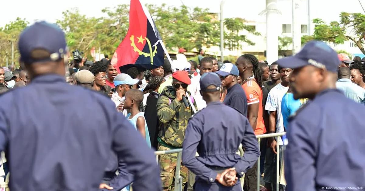 Centenas saem às ruas de Luanda contra alto custo de vida