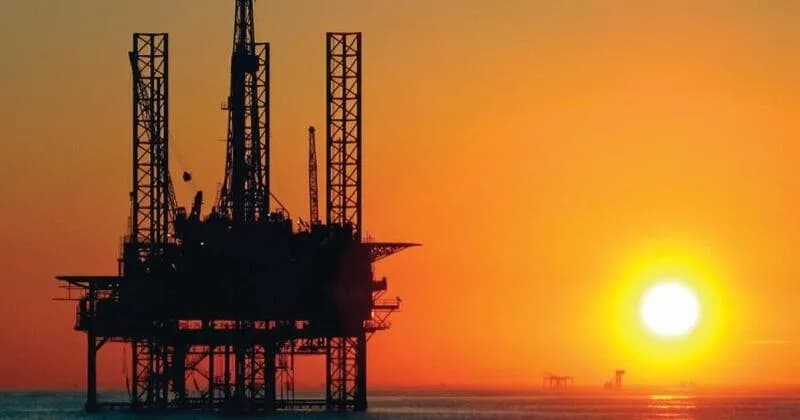 Petróleo abranda após forte valorização semanal