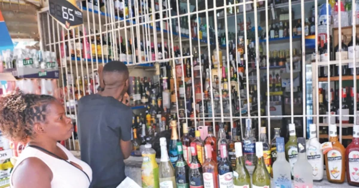 Governo de Moçambique interrompe temporariamente emissão de licenças de produção e venda de álcool