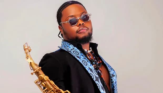 Sebastião Sax interpreta clássicos de Nanutu no palco do Memorial