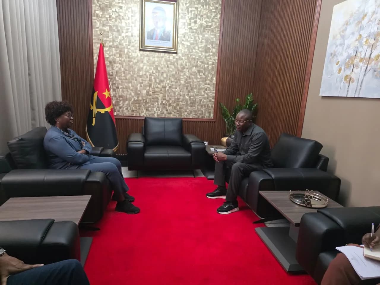 Ministra da Saúde avalia condições do sector no Moxico Leste
