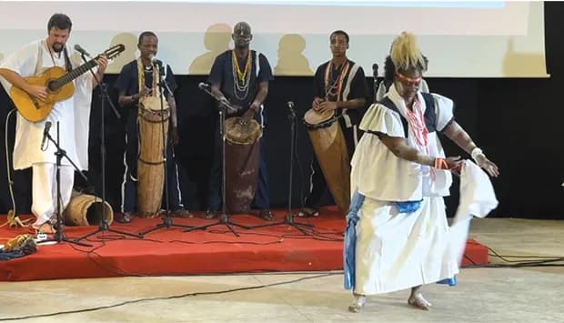 Bismas das Acácias junta dança e música em show