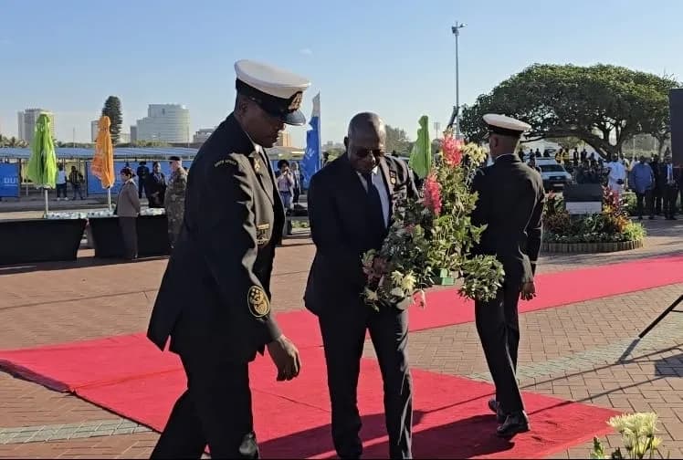 Téte António deposita coroa de flores em homenagem a Oliver Tambo