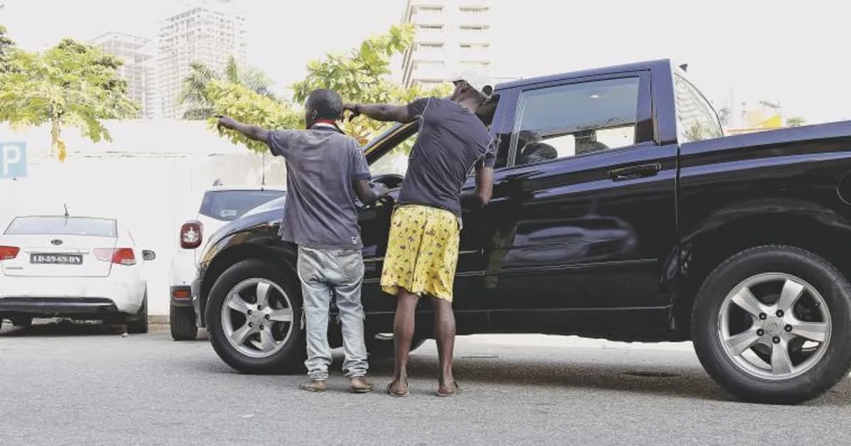Luanda: Jovens "monopolizam" lugares de estacionamento públicos e cobram até 2 mil Kz aos motoristas