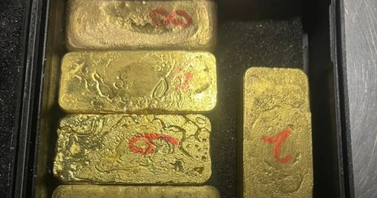 Chinês detido por tráfico de oito barras de ouro