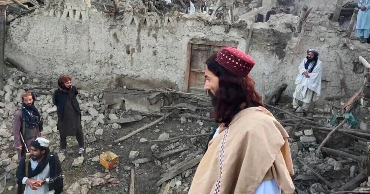 Sismo no Afeganistão deixa mais de 800 mortos