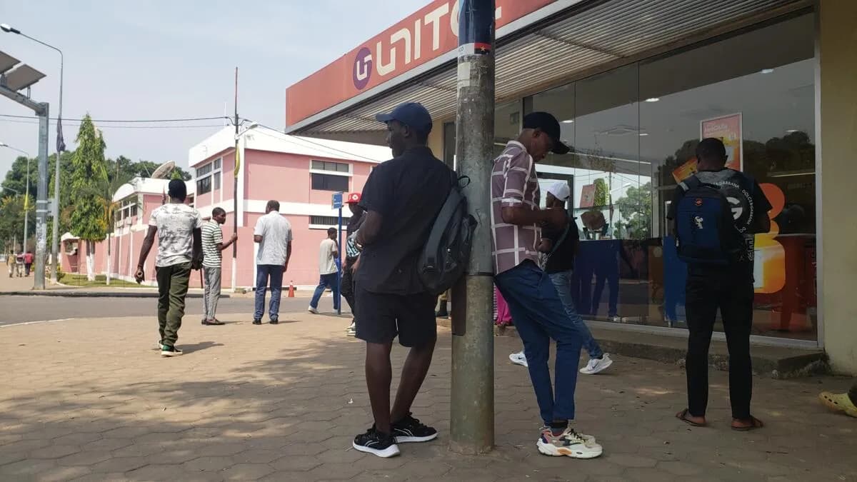 Circuito ilegal "pesca" clientes à frente das lojas UNITEL em Saurimo que ainda se ressente do ataque cibernético