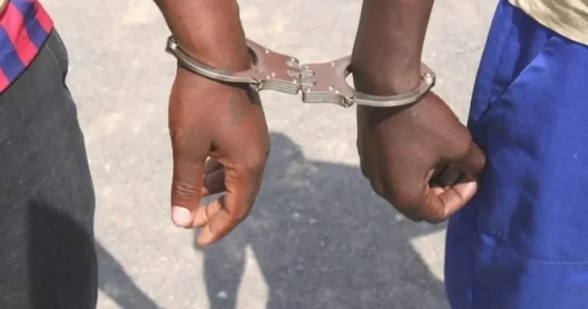 Detidos dois cidadãos suspeitos de comercializarem em Benguela motorizadas roubadas em Luanda