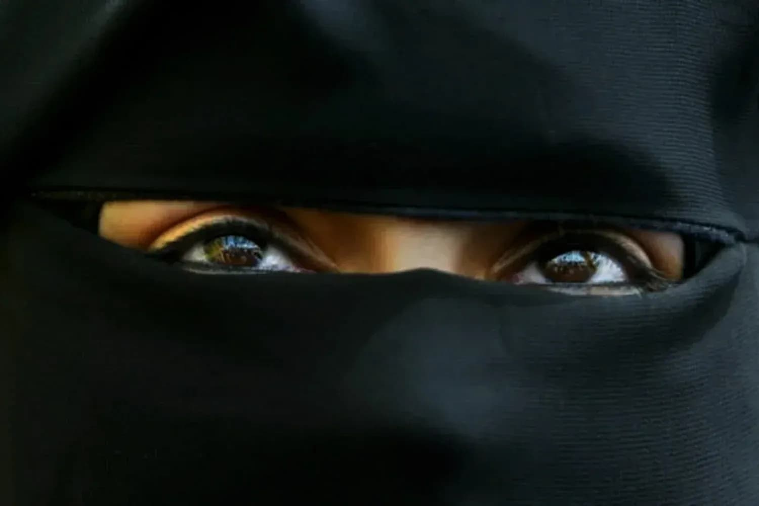 Proibição de obrigação do uso da burca não compromete doutrina da religião islâmica