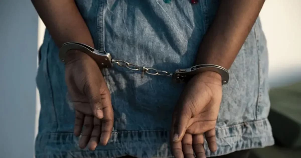 Cidadã de 18 anos detida por posse ilegal de armas de fogo