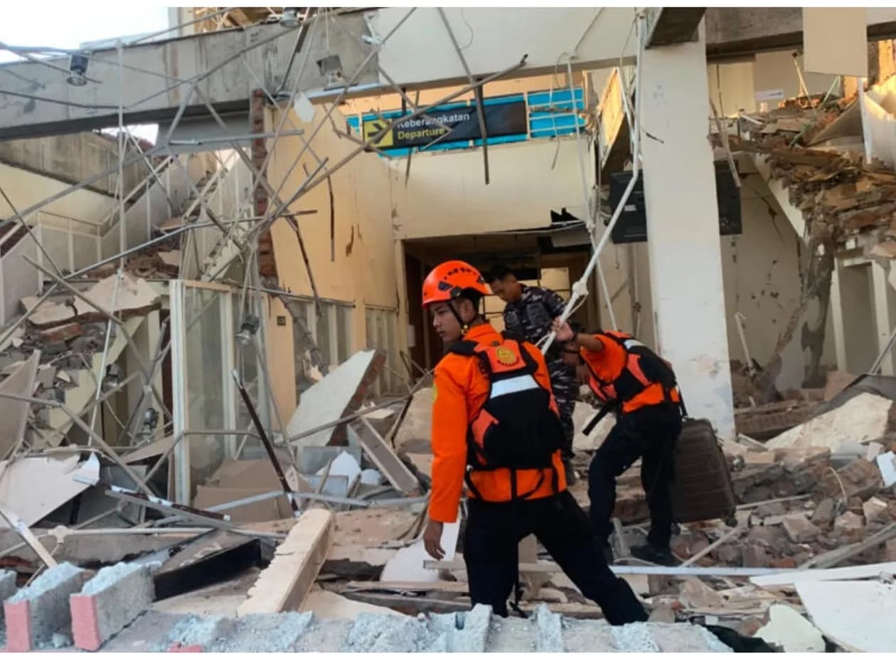 Sismo de magnitude 7,7 deixa rasto de destruição e dezenas de mortos na Indonésia