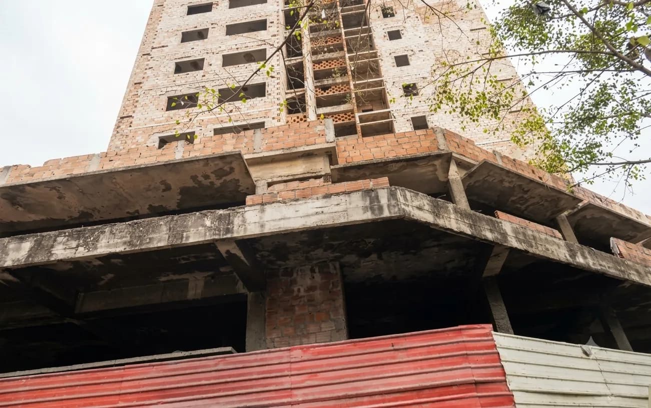 Risco de desabamento leva Governo a preparar demolição de prédio na Maianga