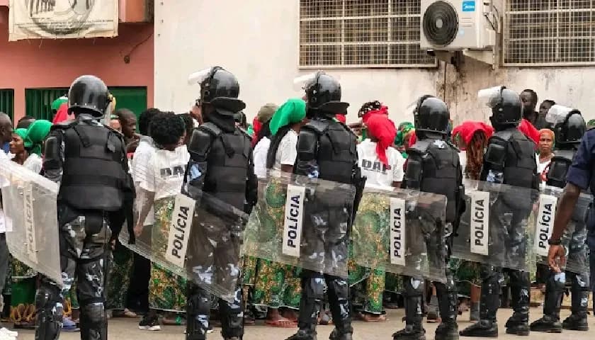 PARLAMENTO DO MPLA CHUMBA (É CLARO!) VOTO DE PROTESTO DA UNITA