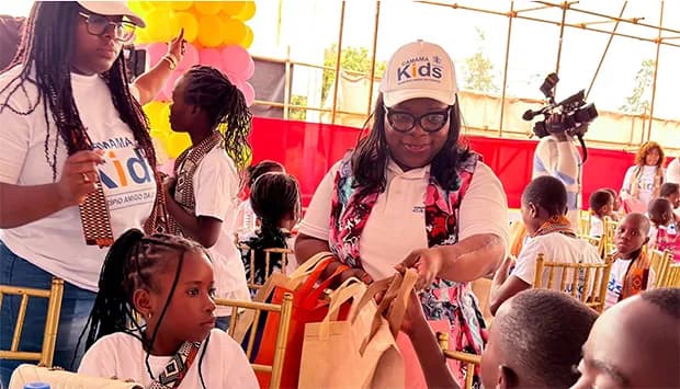 Camama celebra crianças com festa comunitária