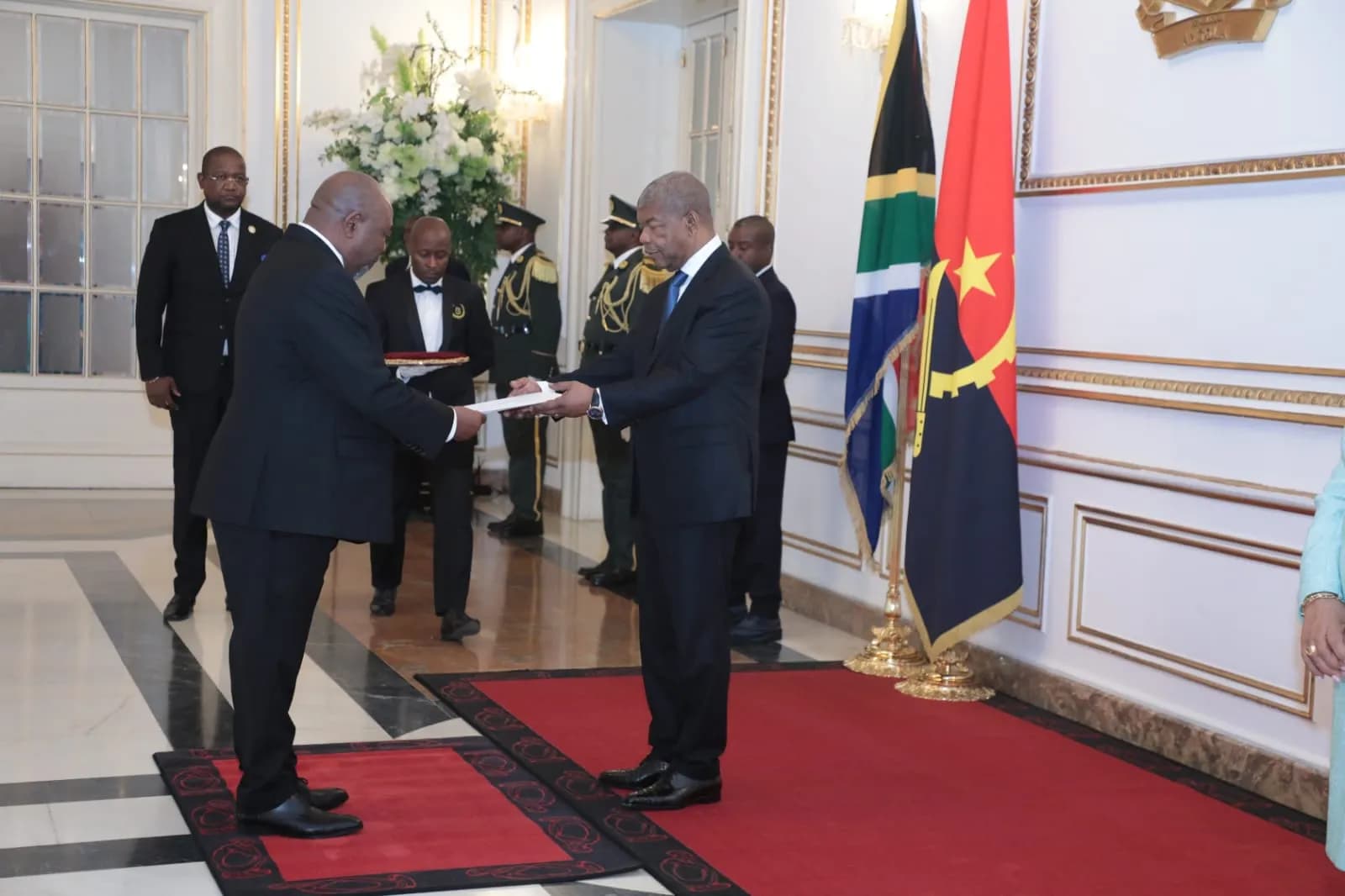 João Lourenço recebe cartas credenciais de novos embaixadores