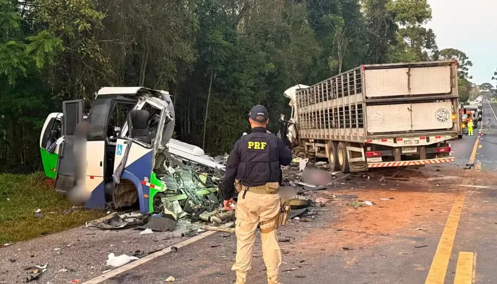 Colisão entre autocarro e camião no Brasil deixa 23 mortos