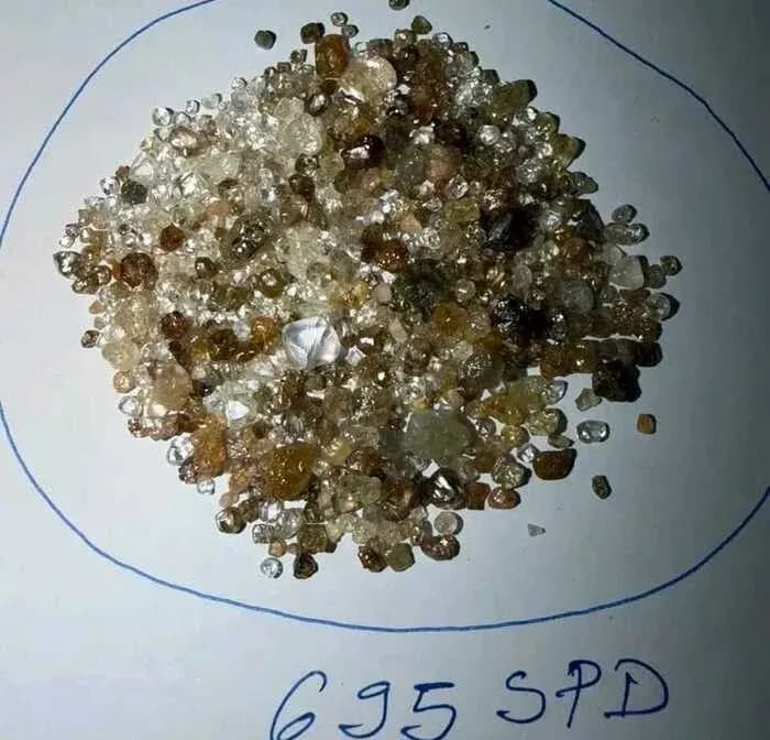 SIC apreende mais de 700 pedras de diamantes na Lunda-Norte