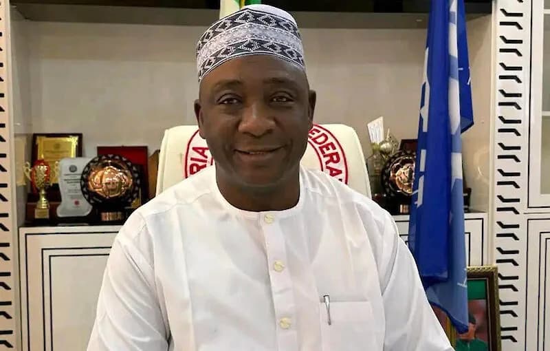 Futebol: Presidente da Federação Nigeriana renúncia