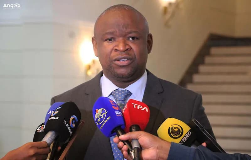 Ministro do Interior representa PR na investidura de Hichilema