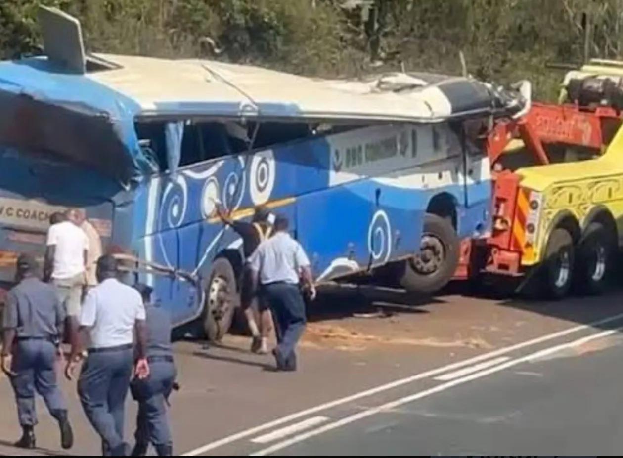 Choque frontal entre miniautocarro e camião mata 27 pessoas no Zimbabué