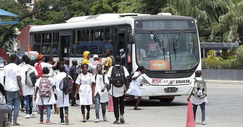 Alunos na fila do Transporte da TCUL