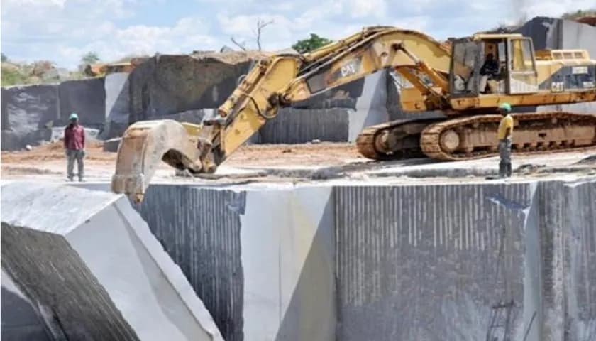 ROCHAS ORNA… MENTAIS GRAÇAS AO MPLA