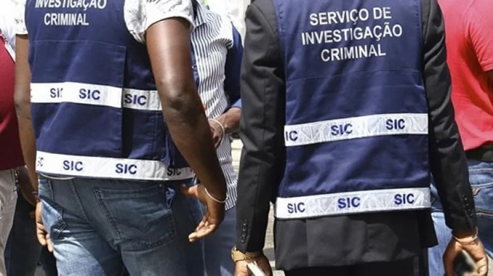 Angolano detido em Portugal é extraditado por envolvimento em ataques informáticos a instituições bancárias