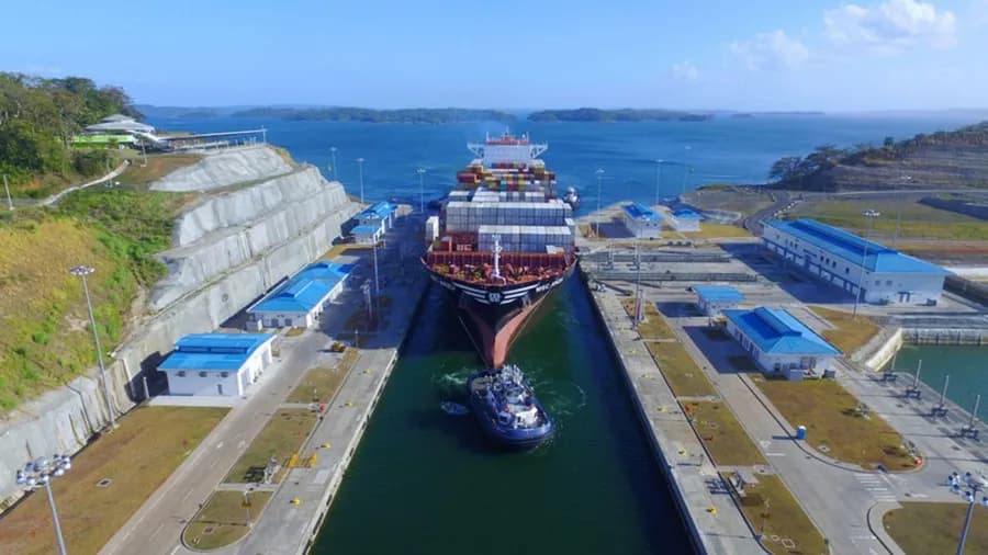 Navio paga valor de 5,3 milhões de dólares para atravessar Canal do Panamá