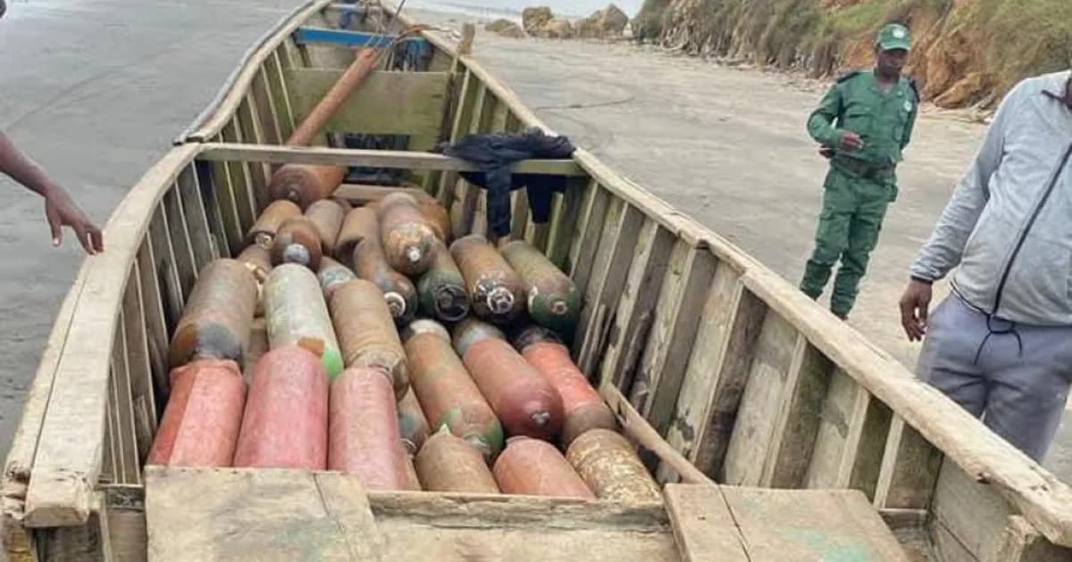 Embarcação com 92 garrafas de oxigénio apreendida