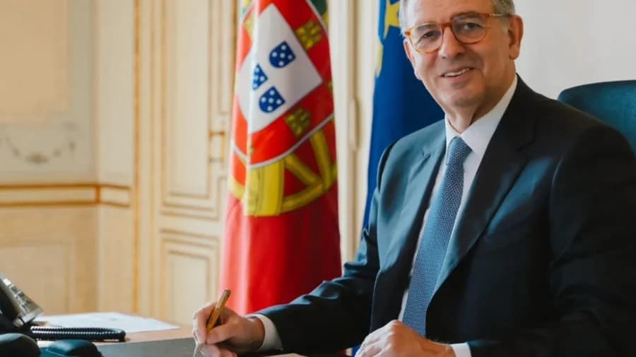 Presidente português promulga proibição de uso de telemóveis nas escolas