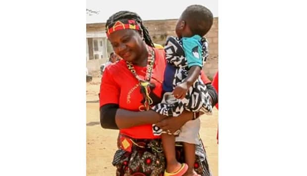 Namibe: Carlota Dias visita antigas militantes no Camucuio