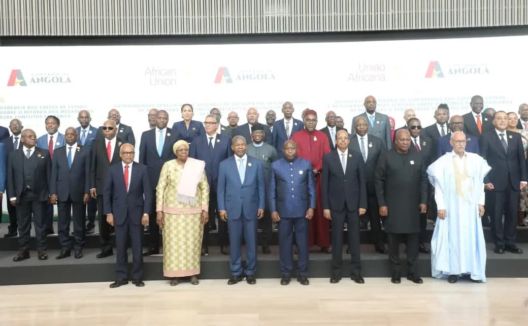 Estadistas africanos posam para tradicional foto de família