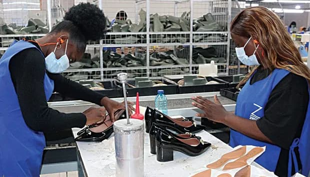 Fábrica no Bengo produz dois mil pares de sapatos e chinelos por dia