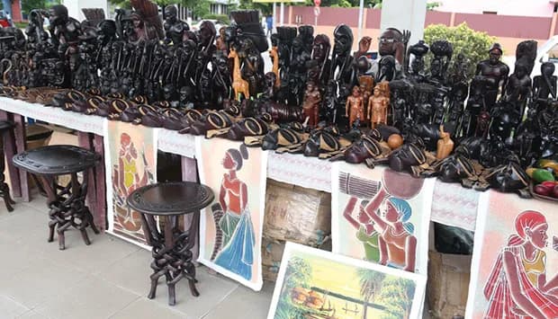 Artesãos e artistas plásticos exibem produção local