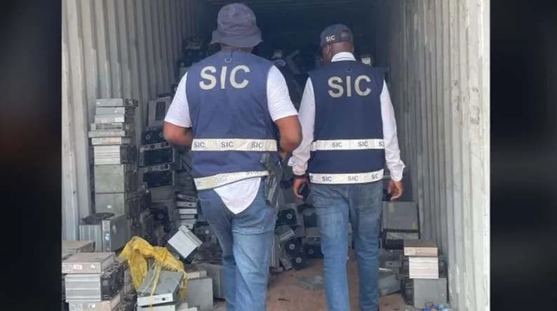 Escândalo: 11 agentes do SIC detidos