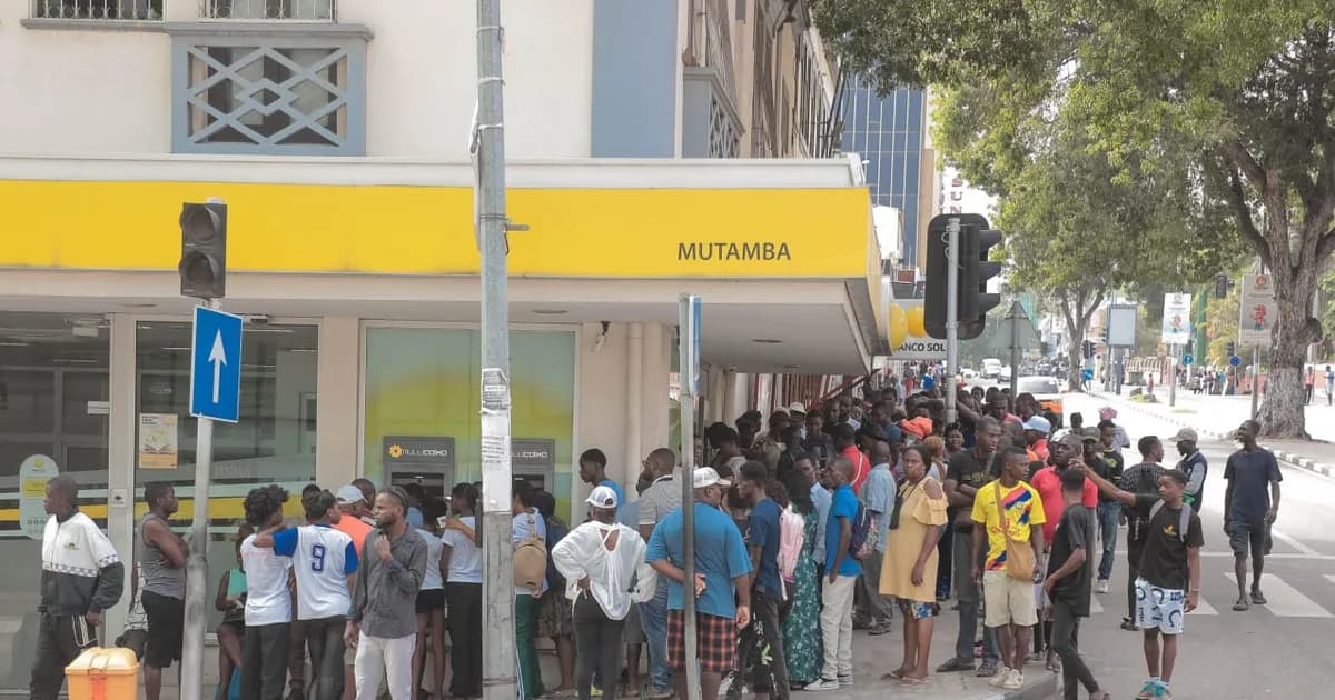 Feriado lota multicaixas: filas em Luanda